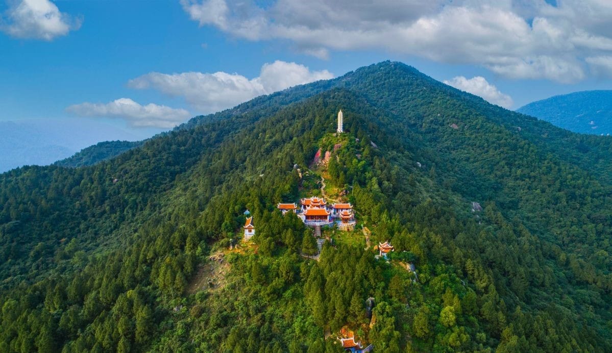 Chùa Hương Tích Hà Tĩnh là nơi linh thiêng thu hút hàng vạn du khách hành hương mỗi năm